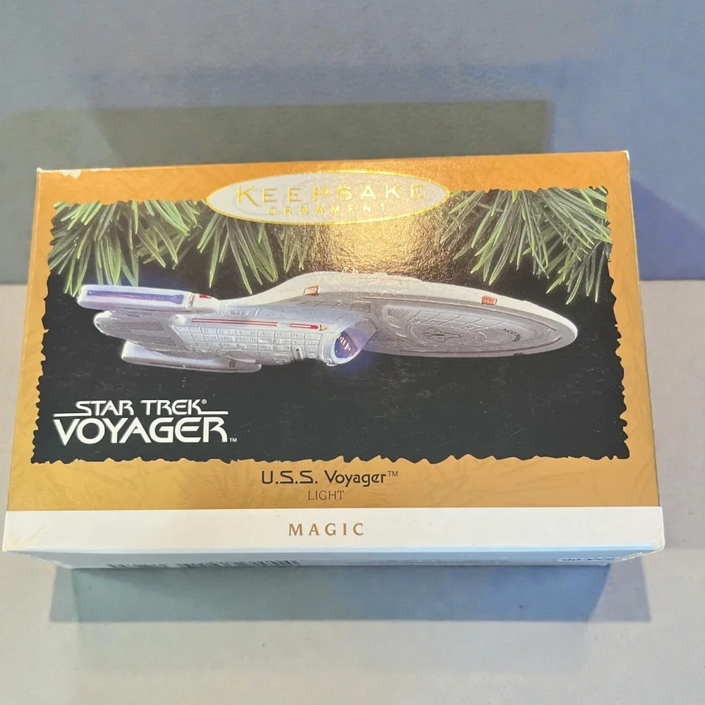 Hallmark Star Trek‎ Voyager USS Voyager Magic Light Ornament